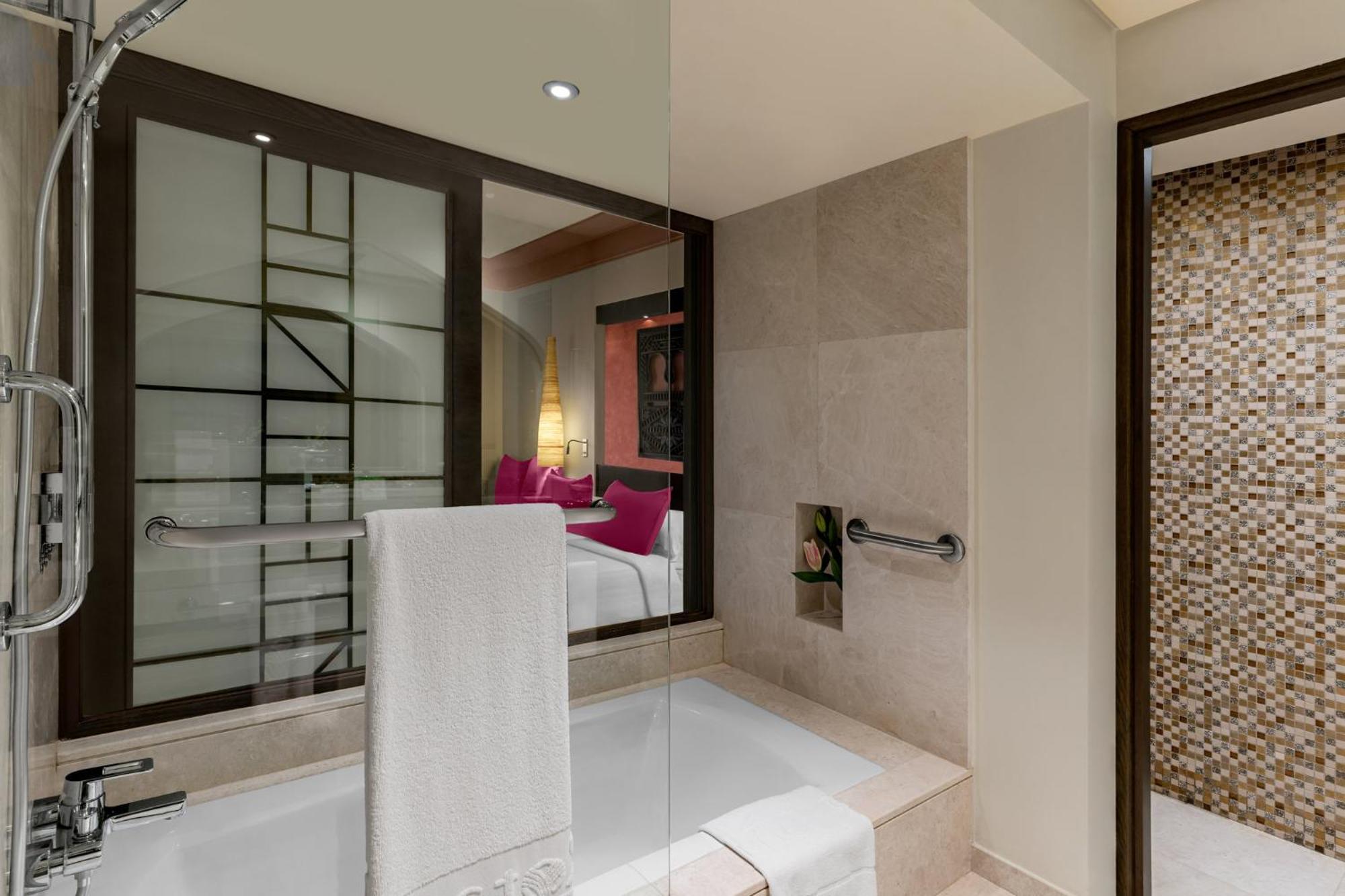 Spacious Family Ocean Room – King Bed Aqua Park Access